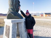 NY Alesund - pomnik Amundsena